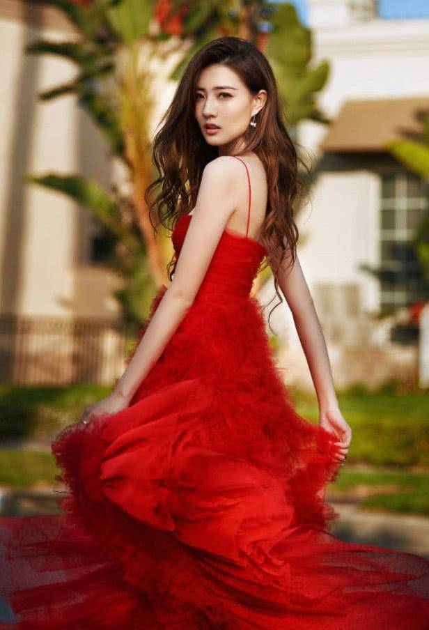 以为徐璐只因方脸出名,没想到穿吊带裙身材劲爆,这样不愁不火_显得