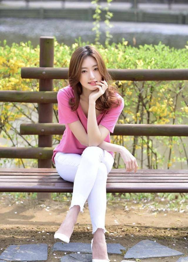 粉色短袖搭配修身裤,知性美女的调皮可爱,怎么看都漂亮_时尚_女孩子