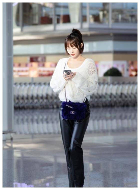 张嘉倪这次穿搭造型翻车,白色上衣搭配皮裤俗气,全靠颜值撑场_时尚_深