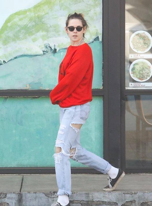 暮光女克里斯汀斯图尔特出街,穿白色条纹露腰短袖配牛仔短裤大秀美腿