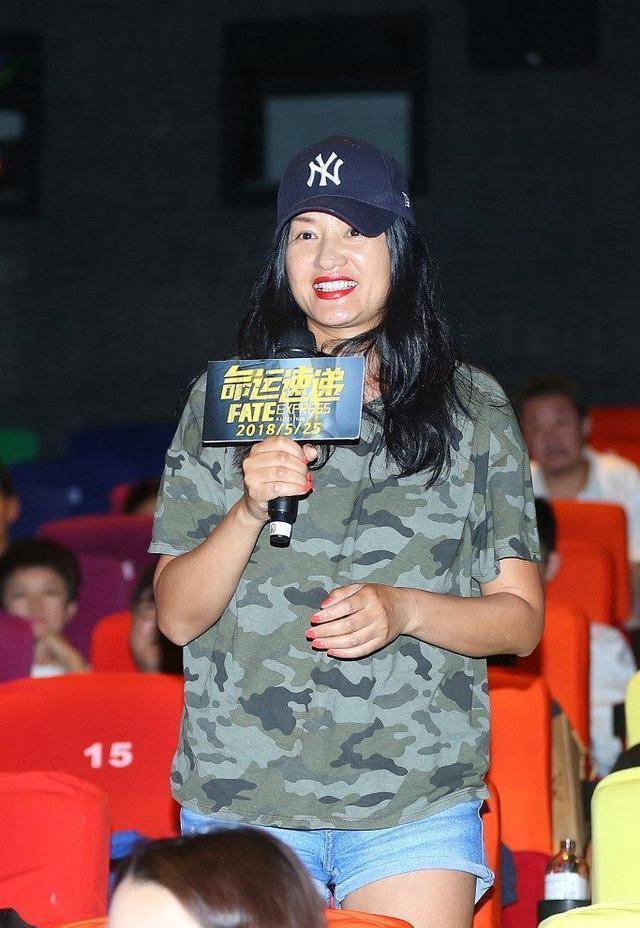 47岁瞿颖出席发布会脸部发福,油腻,被吐槽胖大妈,气质大不如前_网友