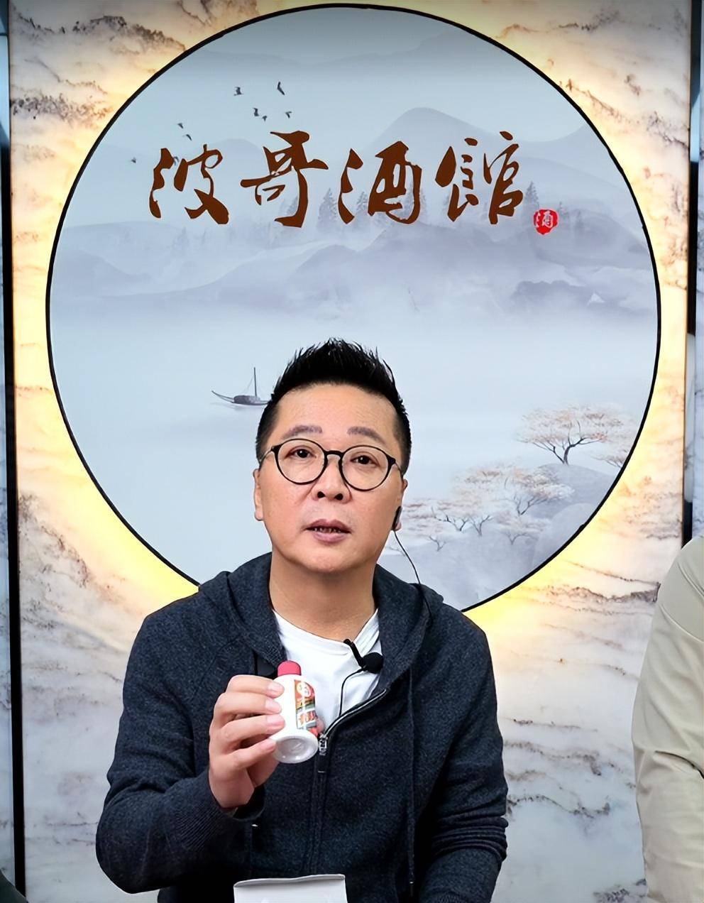 李春波:老牌歌手变主播,继谢孟伟潘长江之后也干起直播卖酒营生_在线