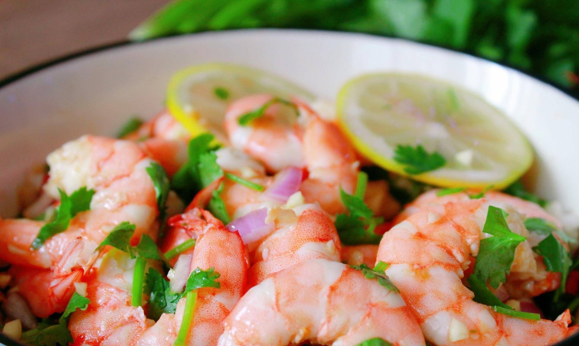 好评第一的菜:泰式柠檬虾,酸甜解腻,随便一拌就好吃_客人_虾仁_洋葱