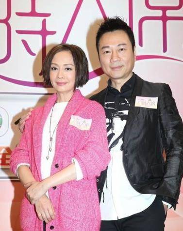 视帝黎耀祥像老婆示爱,晒多张恩爱合照,夫妻俩去哪都形影不离_工作