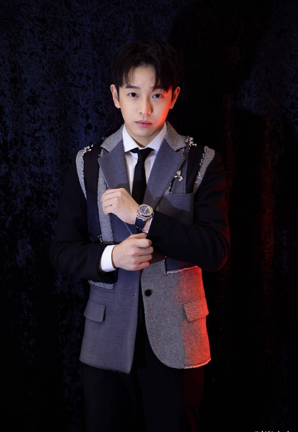 他因《向往的生活》成功圈粉,今穿黑色皮夹克,配蘑菇头帅气十足_彭昱