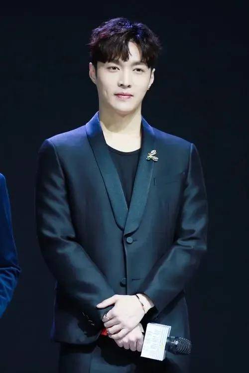 男明星张艺兴开640万劳斯莱斯,他的生活非常幸福_中国_湖南省_方式