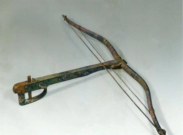 的射程和威力都有了大幅度提高,目前出土了一些秦朝墓葬里的弓弩模型