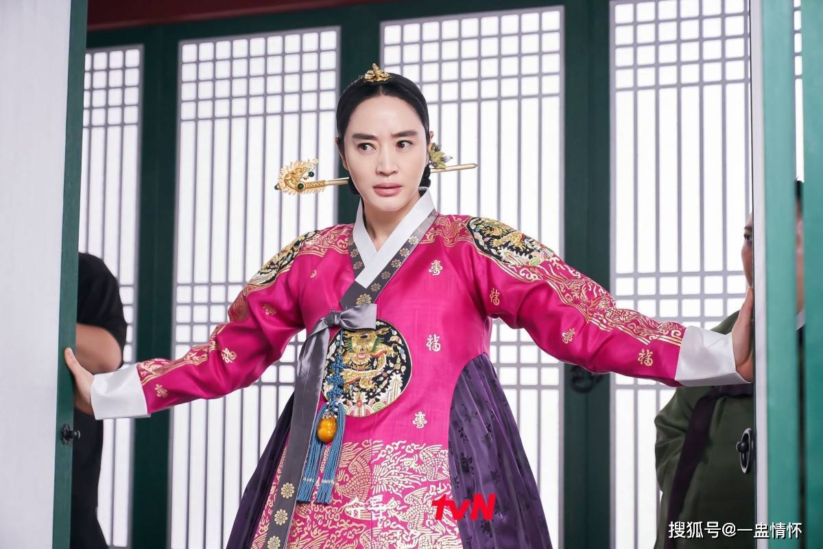 金憓秀在剧中饰演中殿娘娘,总是为了守护儿子们到处奔走,气场超强的