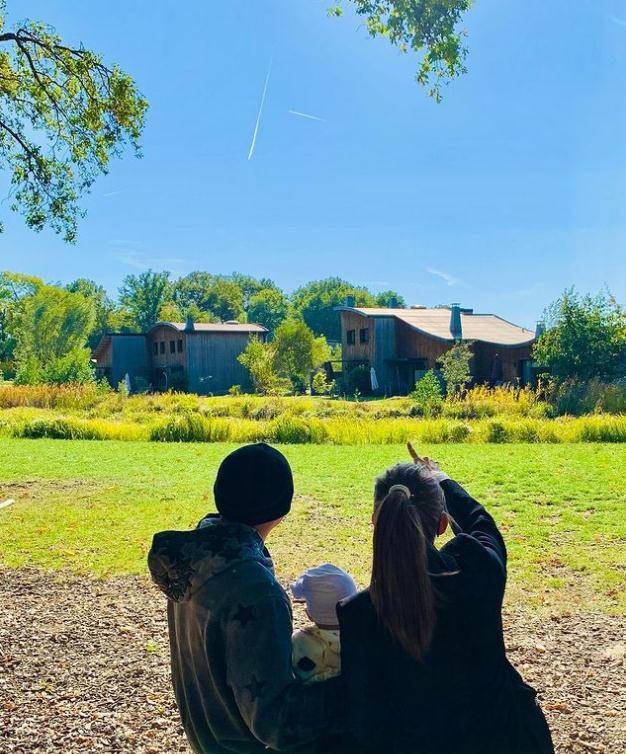 周杰伦在豪华游艇上自拍,昆凌一家人和大妮也分享美照_生活_工作_照片