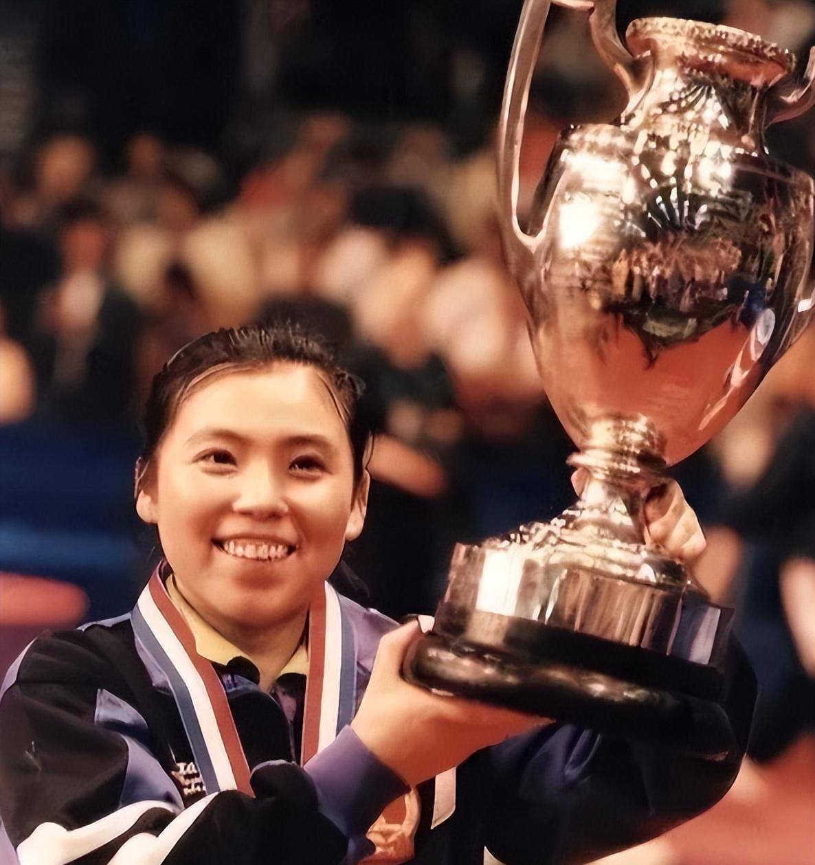 "乒坛女皇"邓亚萍:因个子太矮被拒绝入队,转身赢得18枚金牌_父亲_教练