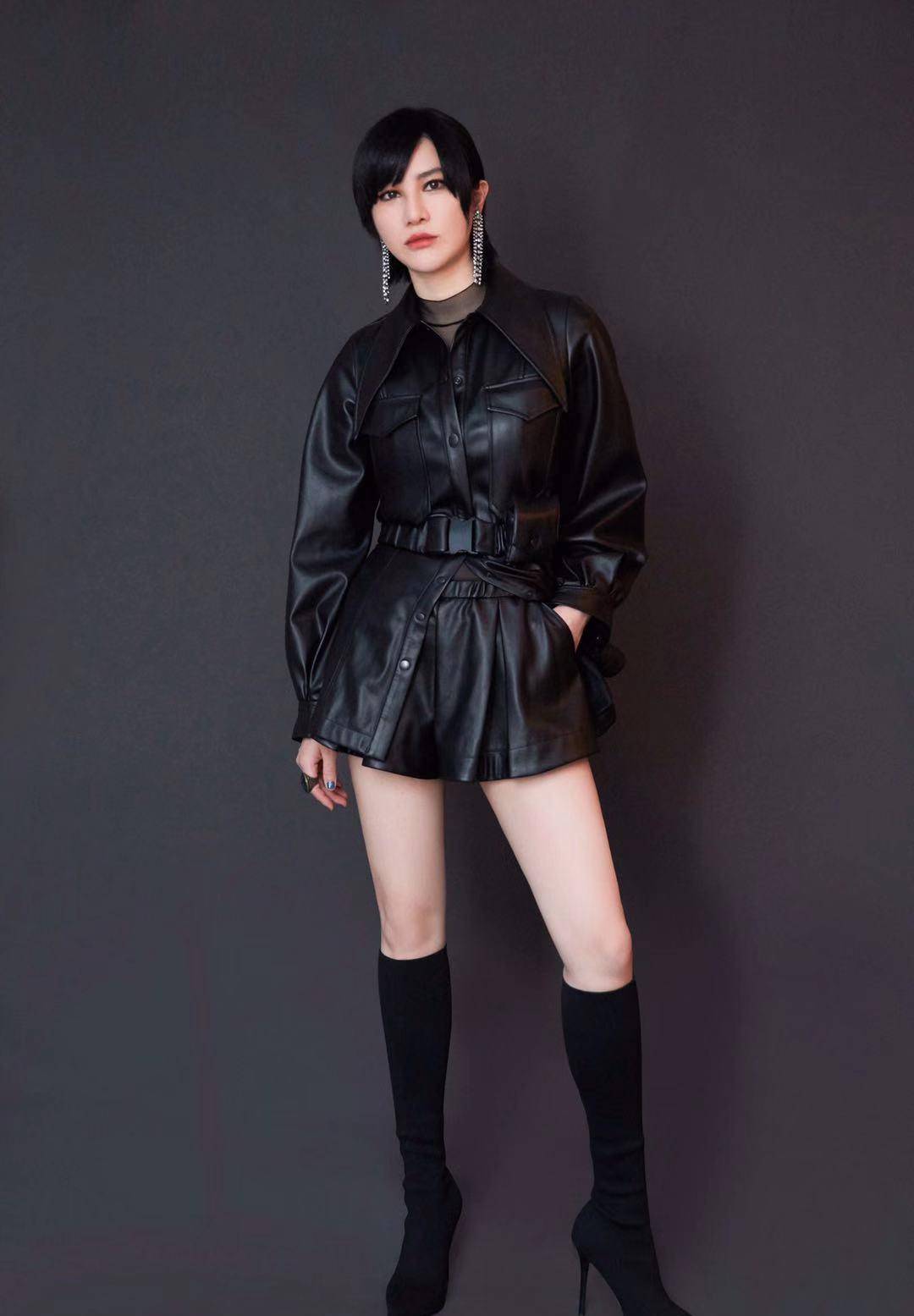 尚雯婕穿皮衣搭配高筒鞋,气场一点都不输小姑娘_风格_时尚_皮质