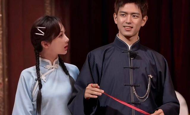 杨紫李现又同框,童颜夫妇再次合体,带来民国造型,演绎爱国话剧_七一