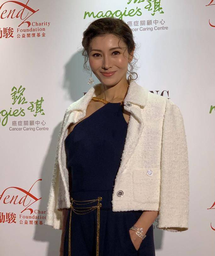 李嘉欣真的老了,穿肚兜连体裤搭香风外套,精致妆容下颈纹好明显