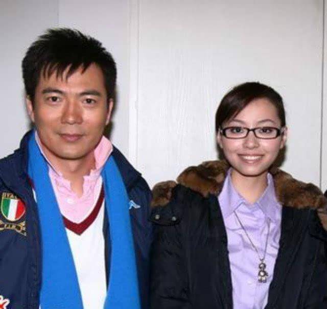 黄健翔近照,他如今的妻子看起来更年轻,但为何要与前妻分手?