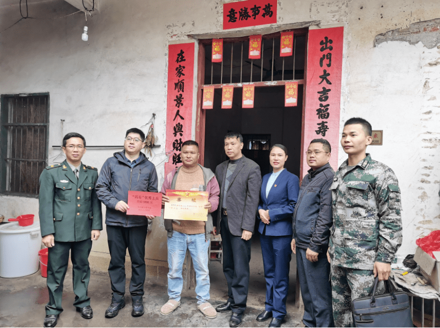 每到一户新兵家中,镇党委书记马天宝都会与新兵家属亲切交谈,仔细询问