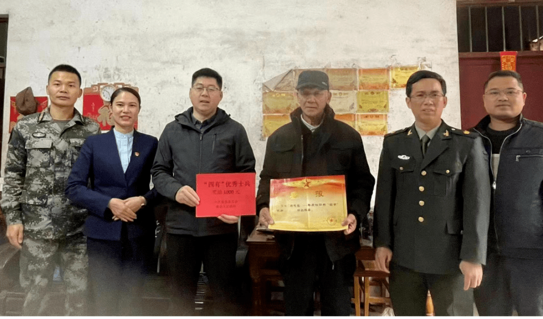 每到一户新兵家中,镇党委书记马天宝都会与新兵家属亲切交谈,仔细询问