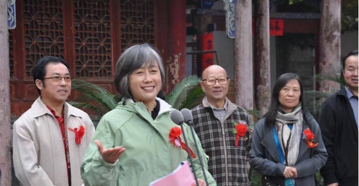 讽刺姜昆,与丈夫分居,火了20年的电视一姐汪文华,现状如何_节目_倪萍