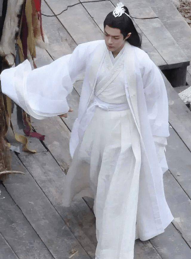 肖战《玉骨遥》新路透,斜挎小背包太可爱,生图下颜值依旧抗打_时影