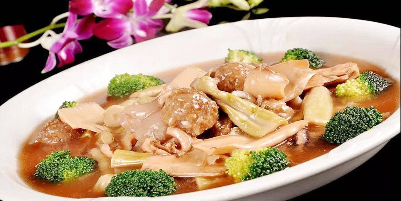 克,味精,香葱各1克,高汤300克水发云耳50克,鲜鸡蛋3个,水发玉兰片50克