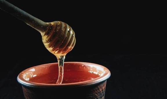 蜂蜜水可以解酒吗?蜂蜜水对身体有哪些好处_酒精_乙醇_人体