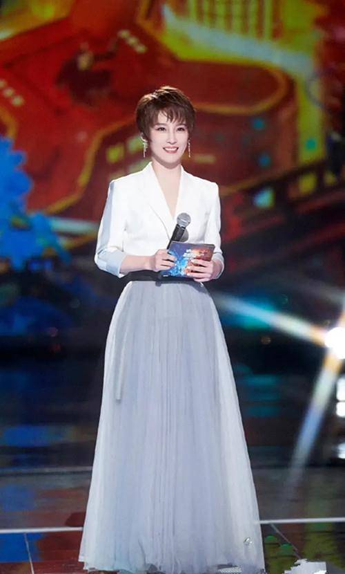 谢楠演绎奢华中性风,刘海减龄效果好,百褶裙穿出了礼服气质_服装_西装