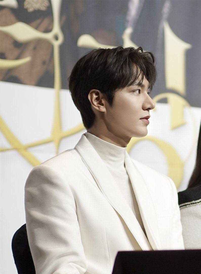 李敏镐白西装亮相发布会,王子范十足,私服穿搭却是休闲运动风_黑色