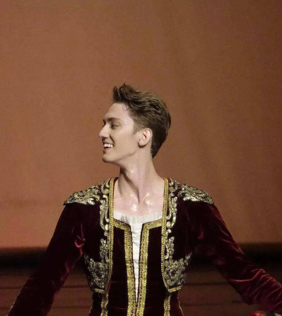 从画里走出来的芭蕾王子——朱利安·麦凯_哥哥_演出_竹马