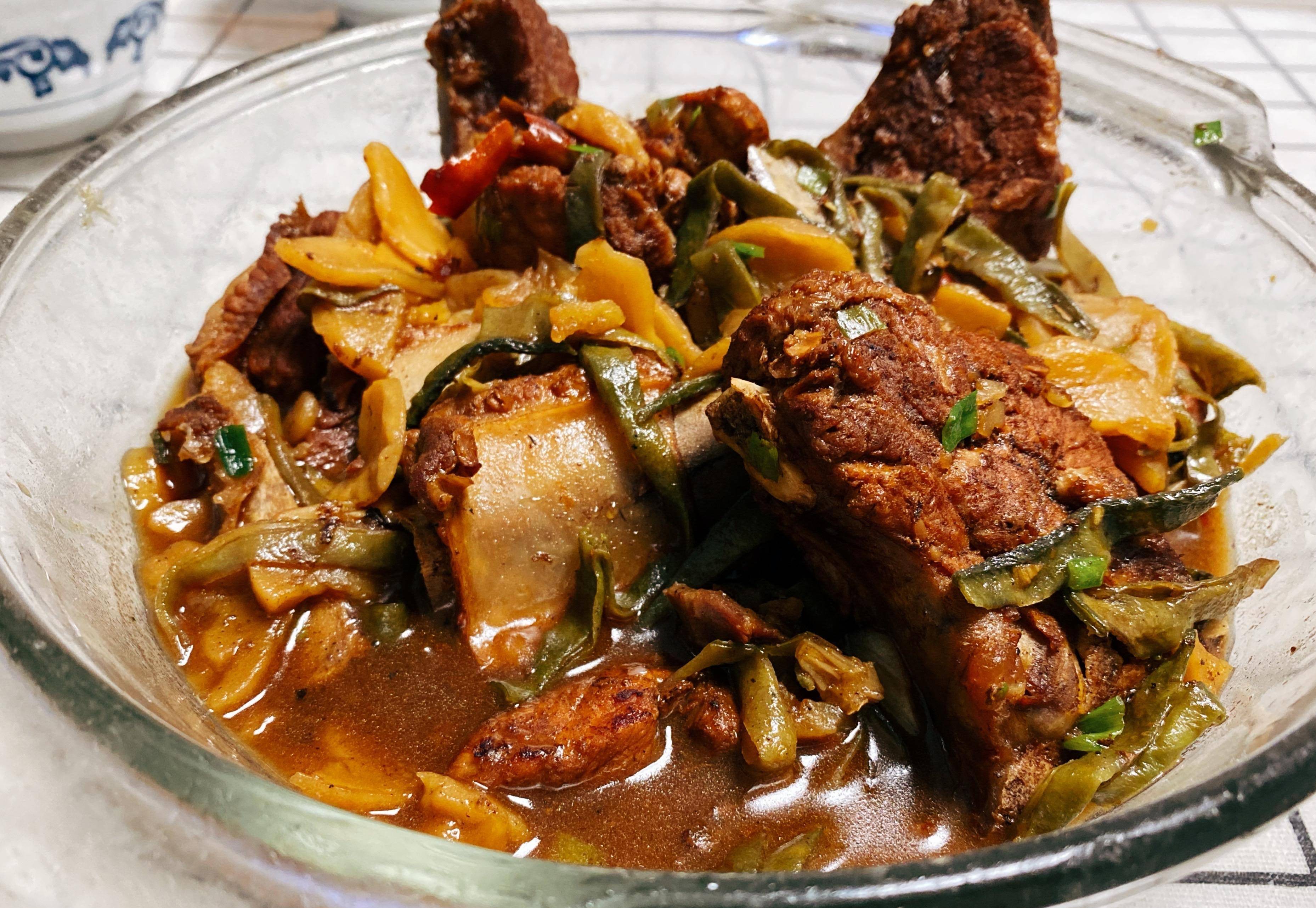 正宗东北风味"土豆豆角双干"炖排骨,味道鲜美,特别下饭