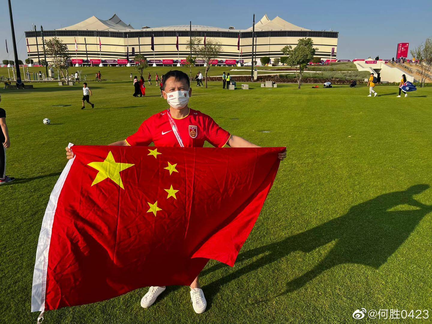 前线独家丨穿着国足球衣来看世界杯,"退钱哥"这次不退钱了却"感到心酸