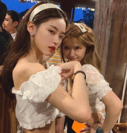 除了最经典的那张抹奶油的照片之外,半藏森林的很多照片都隐隐约约