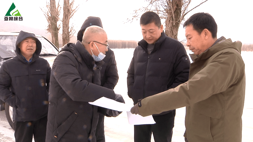 李宜华一行人还查看了林场区域的输配电线路安全情况,对输配电线路