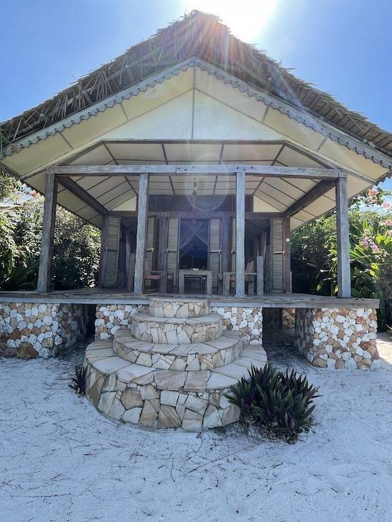 在桑岛住四季海景别墅,外观像非洲茅草屋,室内装潢却是奢华无比,非常