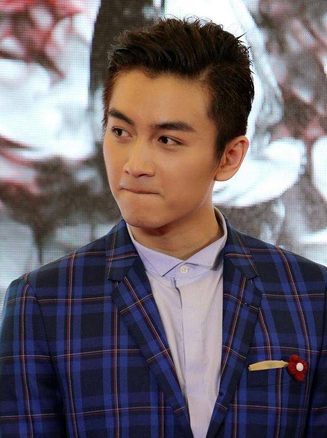 陈晓陈妍希昔日同台献唱,男帅女美超般配,这画面太有爱了!