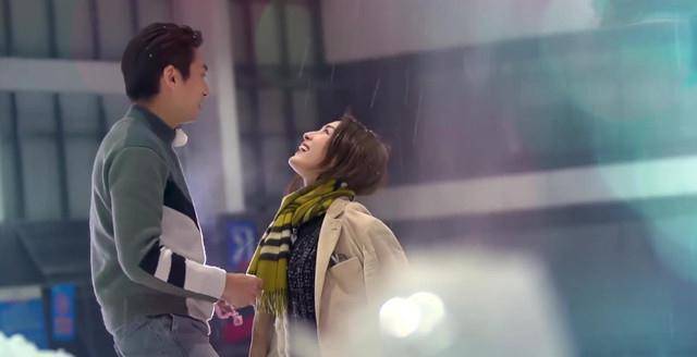 富豪手把手教马苏滑雪不慎摔倒,网友:有谁注意到他手放的位置_薛世恒