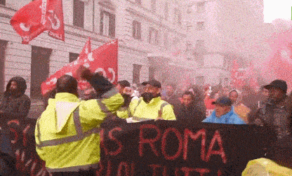 反对武装乌克兰！罗马爆发大规模集会，示威者焚烧北约旗帜