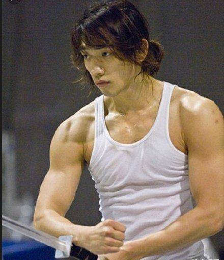 rain身材有多燃,裸上身秀腹肌火爆网络,这是快40岁的人?