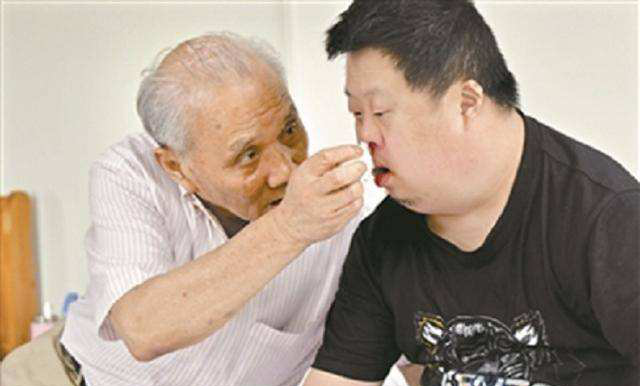 患有智障的"天才指挥家":19岁意外走红全国,41岁住