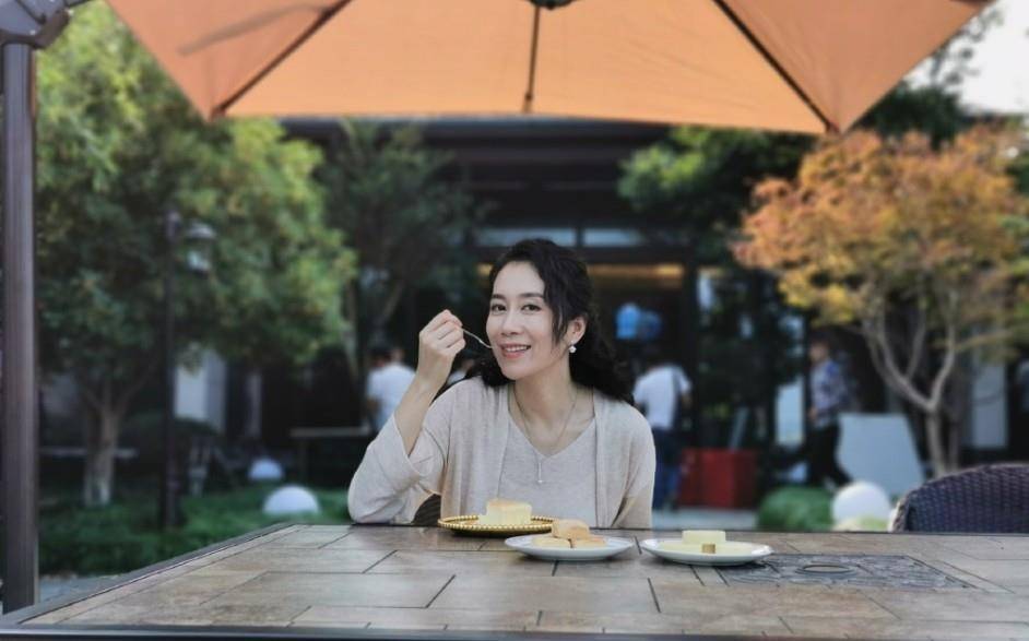 出道多年接拍"烂片"赚钱,为让父母住上豪宅,不惜吃"药"拍戏_温峥嵘