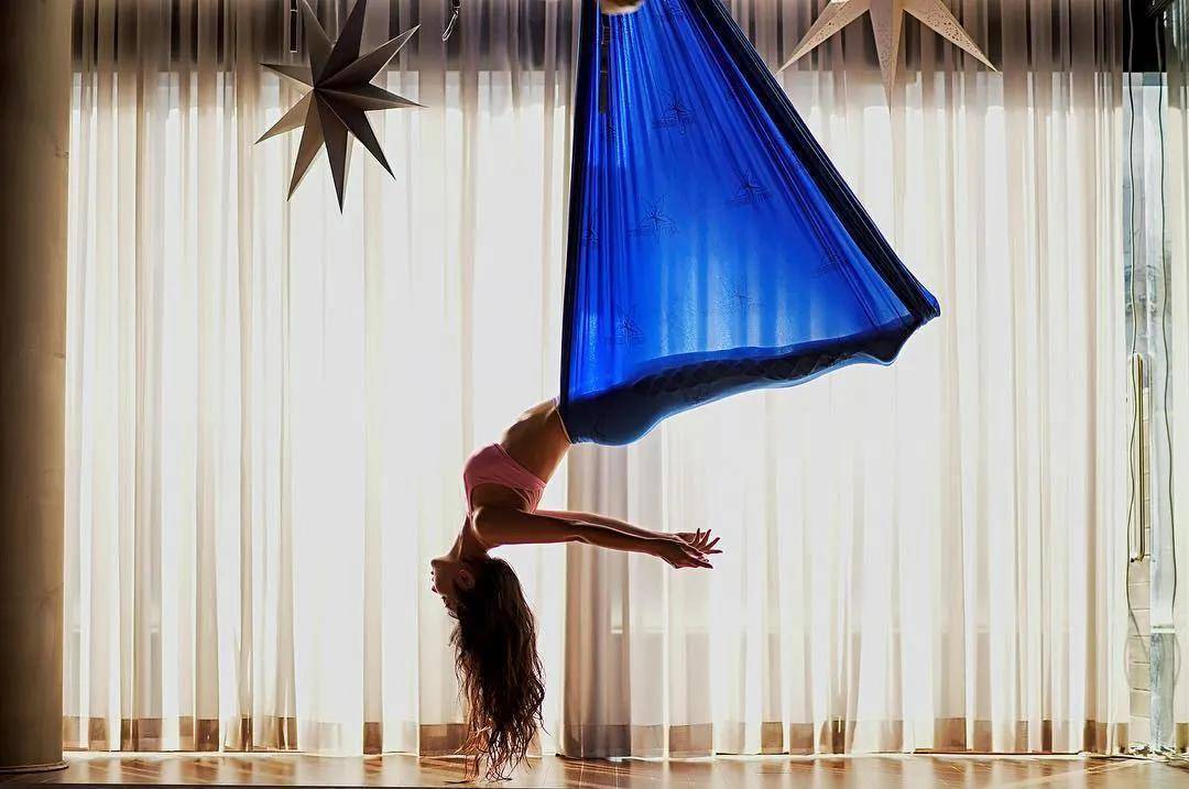 52岁"冻龄牙医"魔鬼身材,少女颜值,跟女儿同框像姐妹