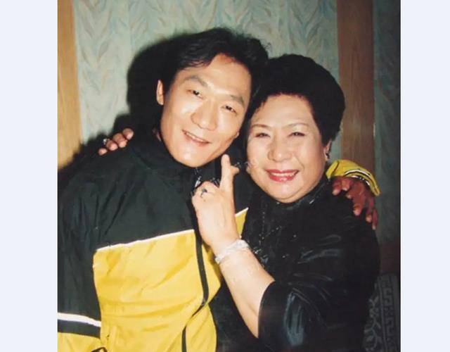 马增蕙和爱人谢凌霄育有一子一女,其中儿子谢东在上世纪九十年代为