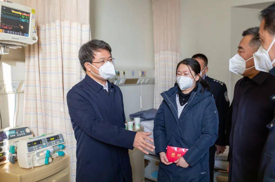 看望慰问在疫情防控一线突发疾病的柳林县公安局交警大队城区一中队中
