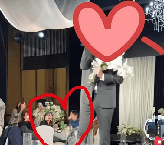 王鸥出现在姐姐的婚礼上,可谓是给姐姐面子,在婚礼上为宾客准备茶水