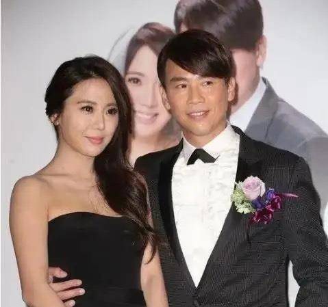 陶喆是香港才华歌手,给王力宏和张惠妹都写过歌,他唱的《就是爱你》