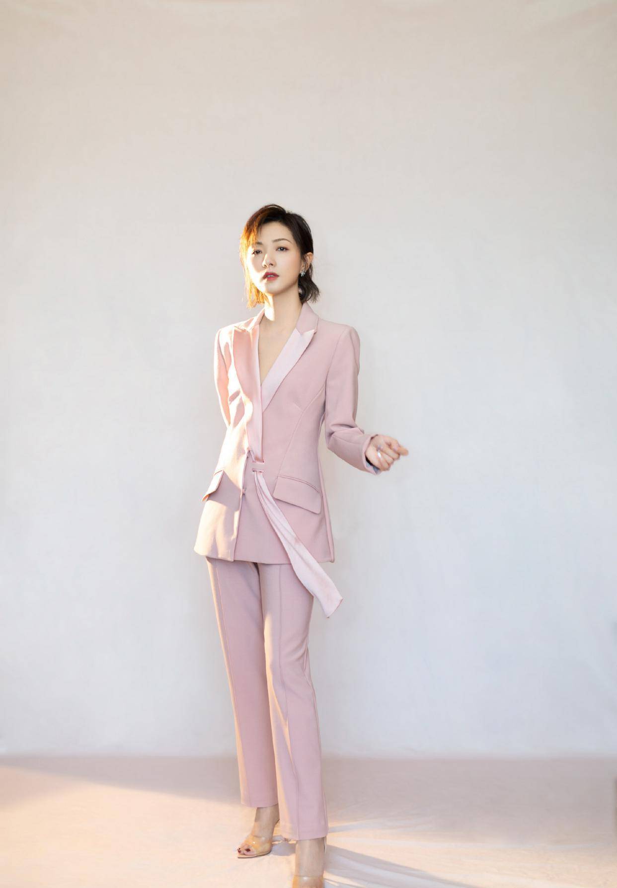 万茜一改往日穿搭风格,尝试性感撩人风,黑色套装简约又精致_外套_款式