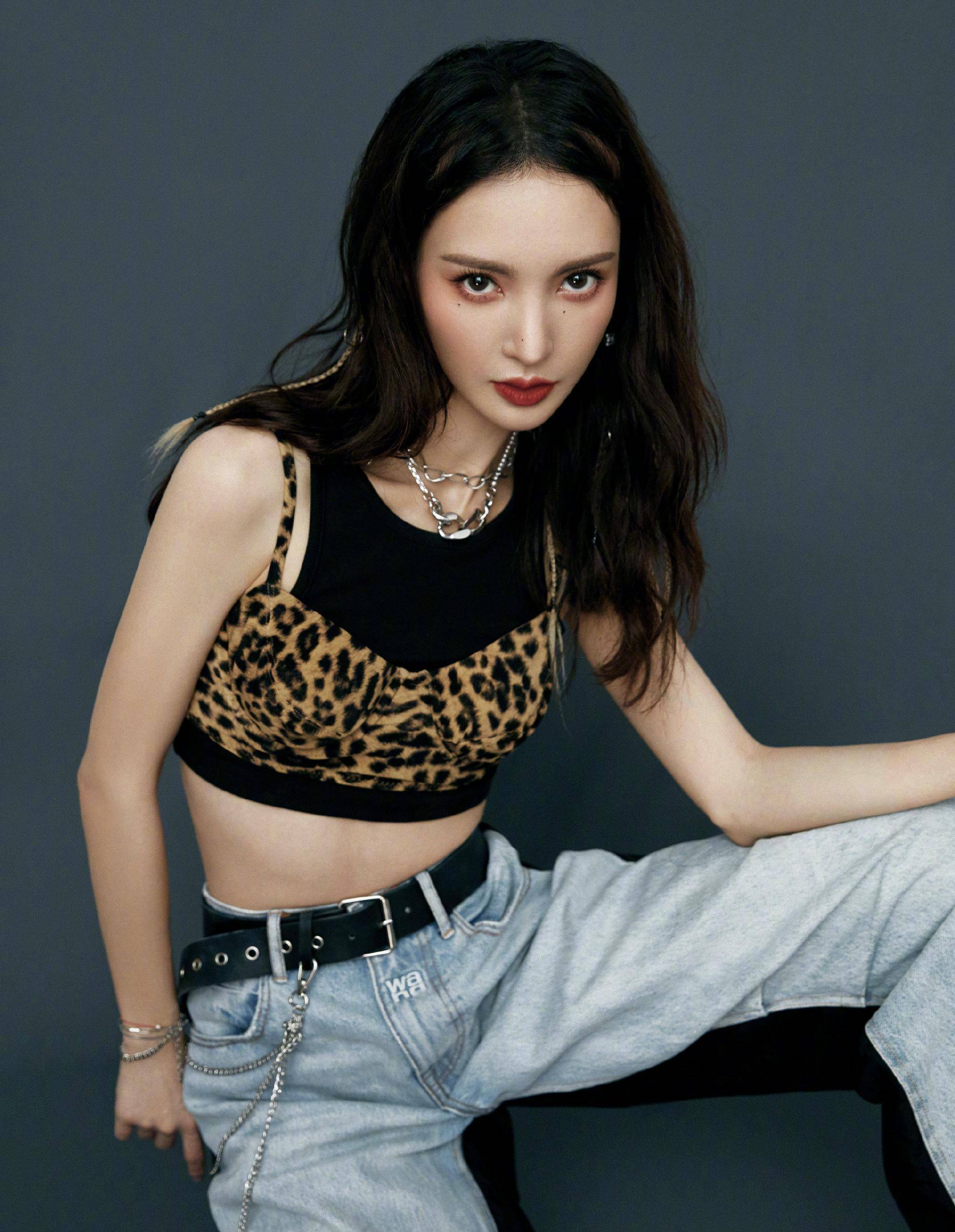 金晨湿发造型配印花裙,温室花朵背景衬托,魅惑感十足_设计_身材_运动