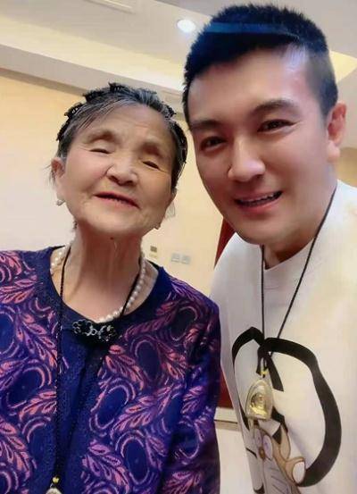 黄圣依86岁婆婆出镜,创业艰辛现拥5万平豪宅_杨子_杨母_妈妈