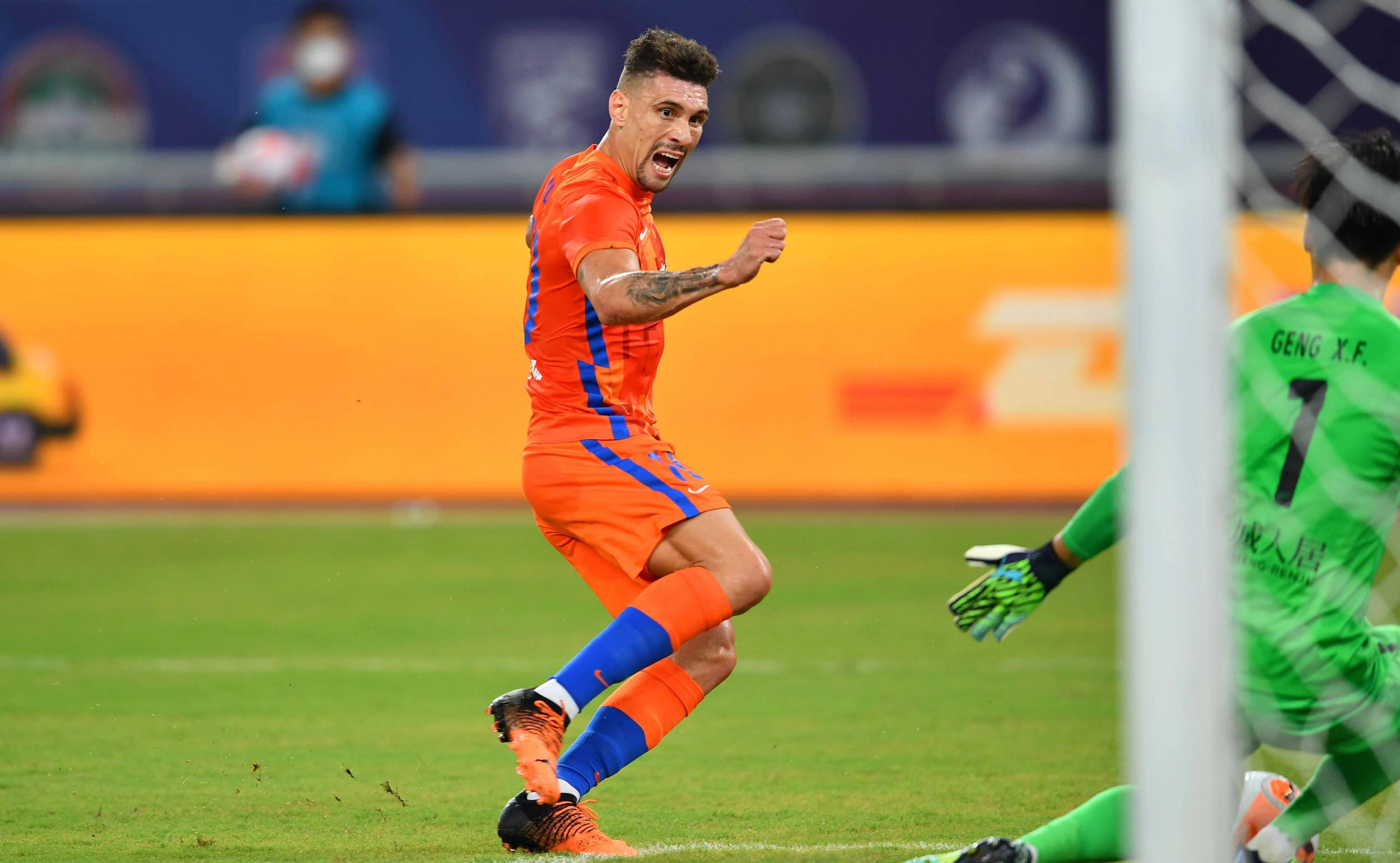 泰山队对巴西前锋劳尔有意,身高达到1米93_中锋_联赛_佩莱