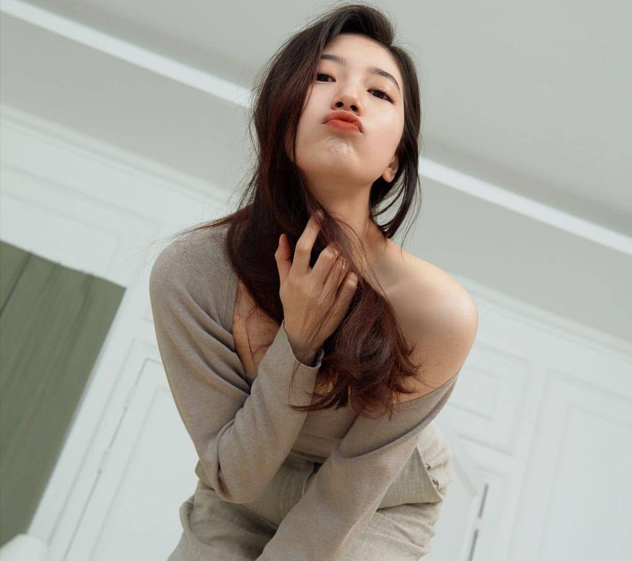 裴秀智"放飞自我",穿红色波点裙化身复古女郎,轻熟女孩真迷人_黑色