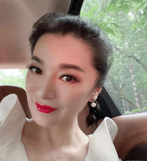 52岁"金花婆婆"罕亮相,面部怪异苹果肌凸显,女神形象欲崩塌?