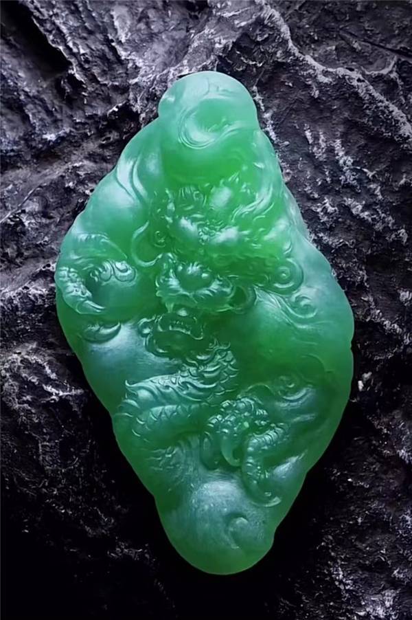 玉雕艺术大师王兴先生,自1995年便进入石佛寺玉器厂深造,1998年进入